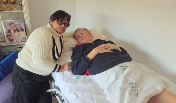 Desahuciados: ella cuida a su marido, de 77 años, en cuidados paliativos con cáncer y alzhéimer