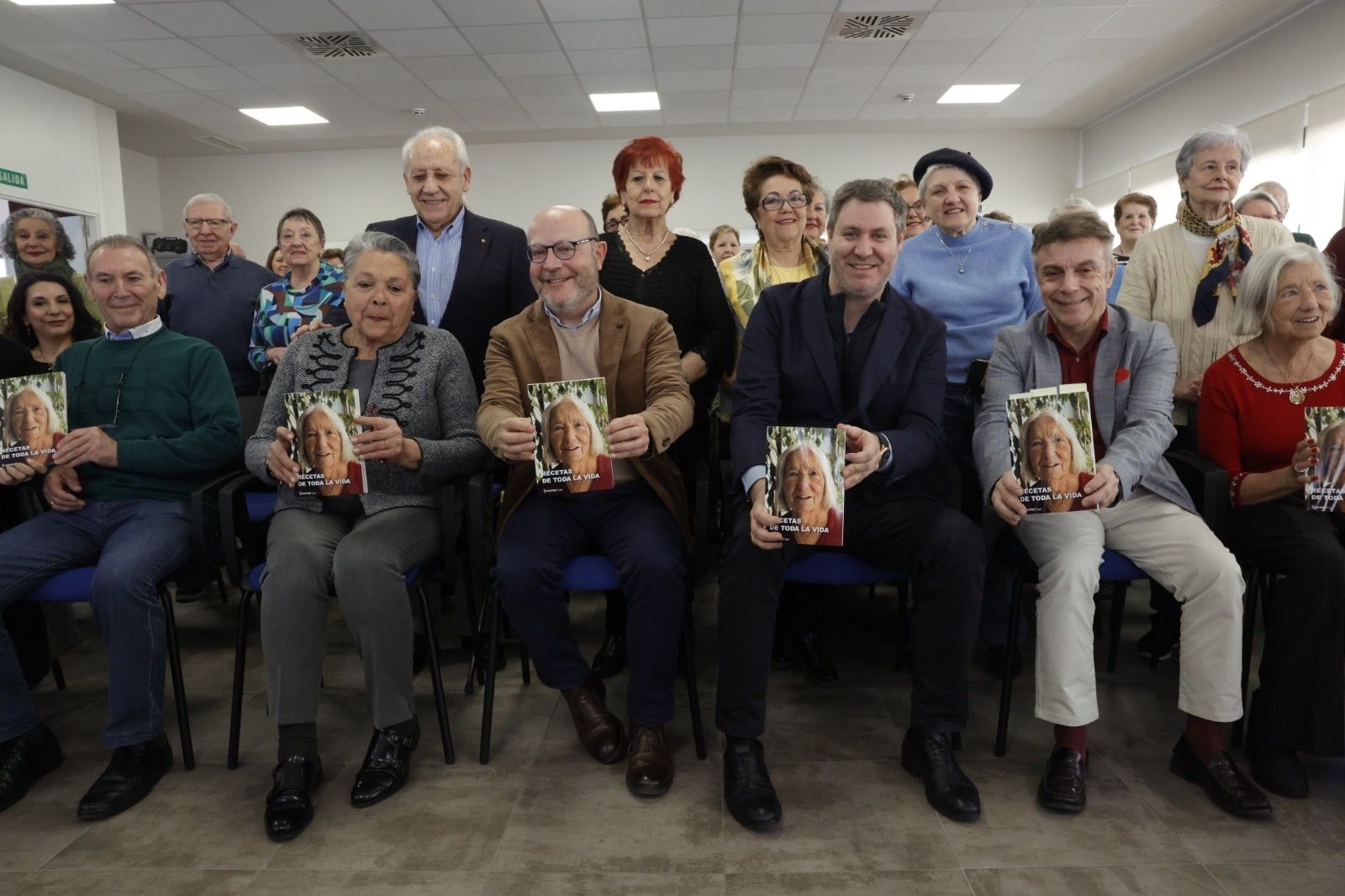 Latina rinde homenaje a sus mayores con el libro Recetas de toda una vida. Foto: Europa Press.