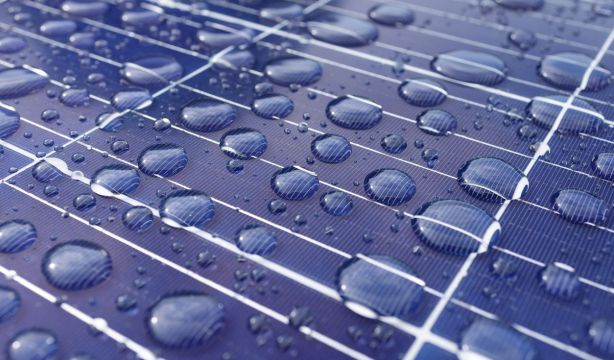 Crean un dispositivo que genera electricidad a partir del sol y la lluvia de forma simultánea