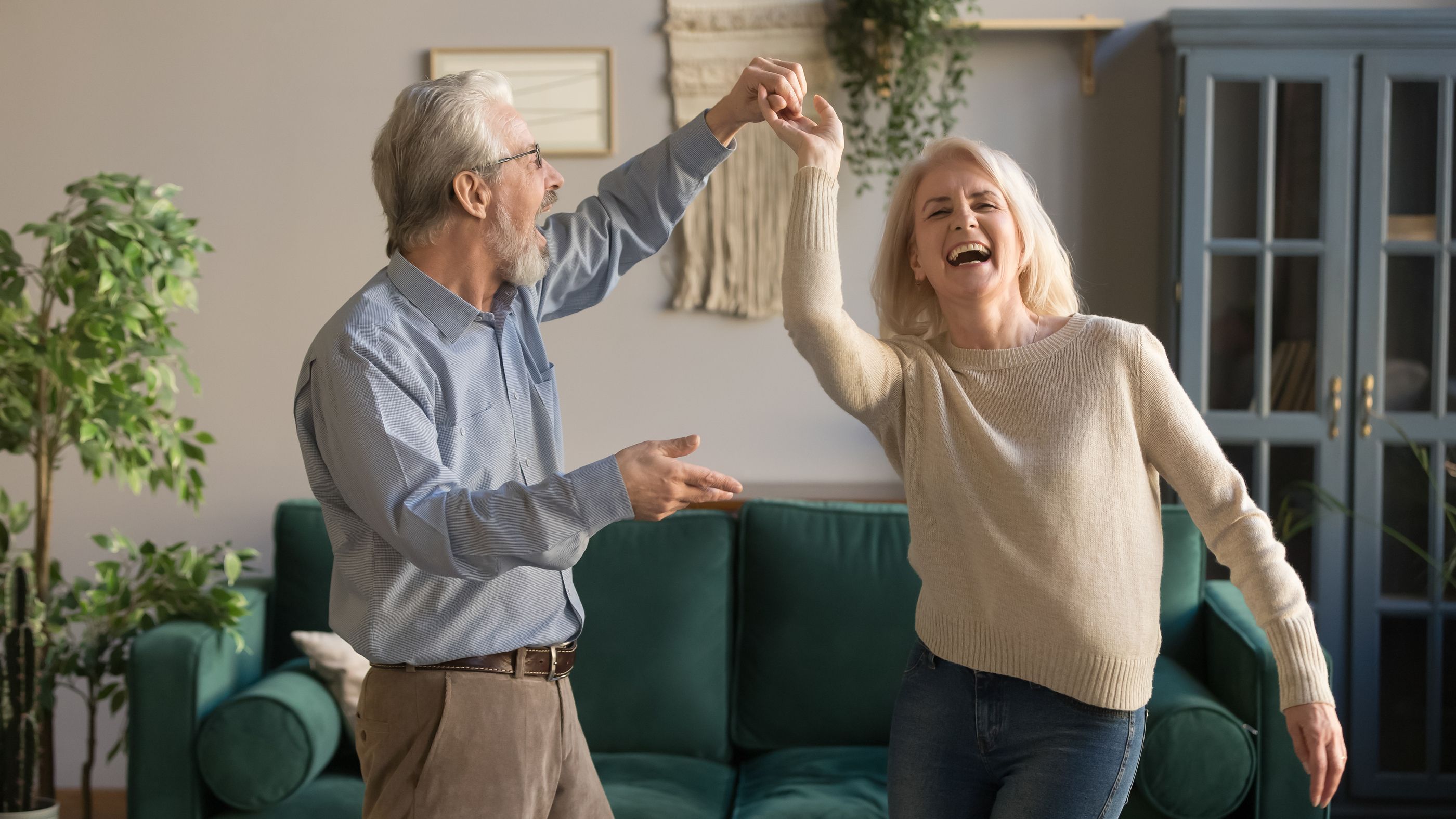 Pareja bailando para mantener su forma física