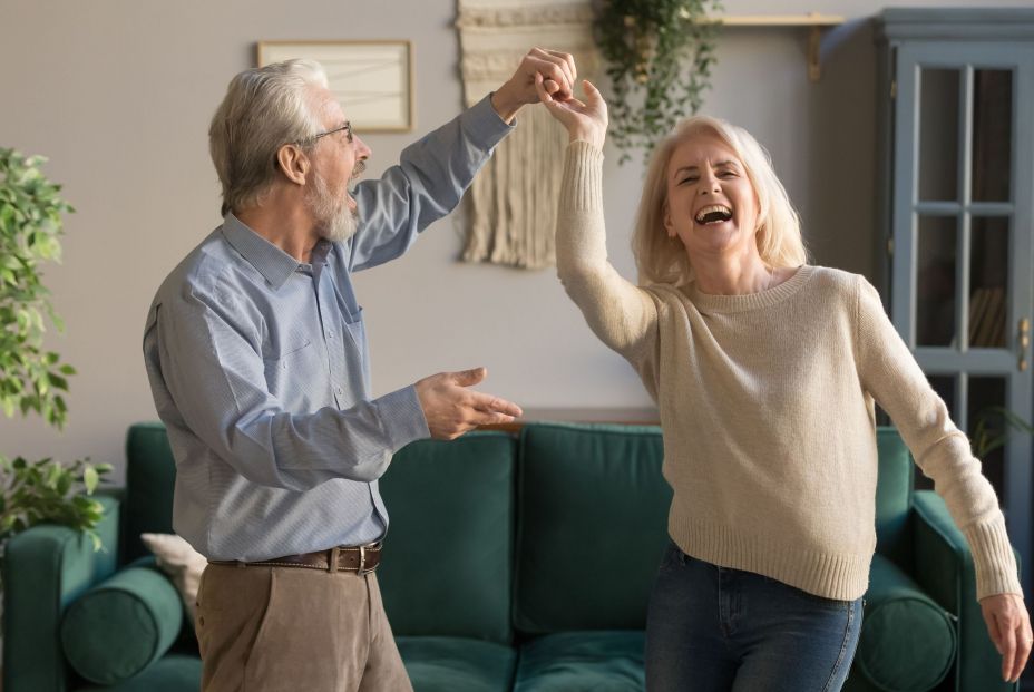 Pareja bailando para mantener su forma física