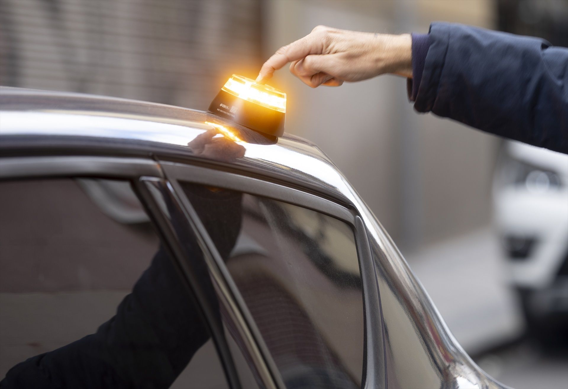 El CERMI pide a la DGT "alternativas" a la baliza V16 para conductores con movilidad reducida