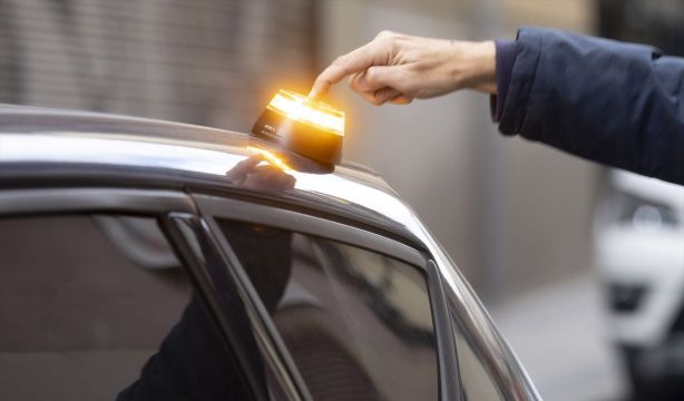 Solo el 17% de las incidencias en carretera se señaliza con balizas V16 pese a ser obligatorias. Foto: Europa Press.
