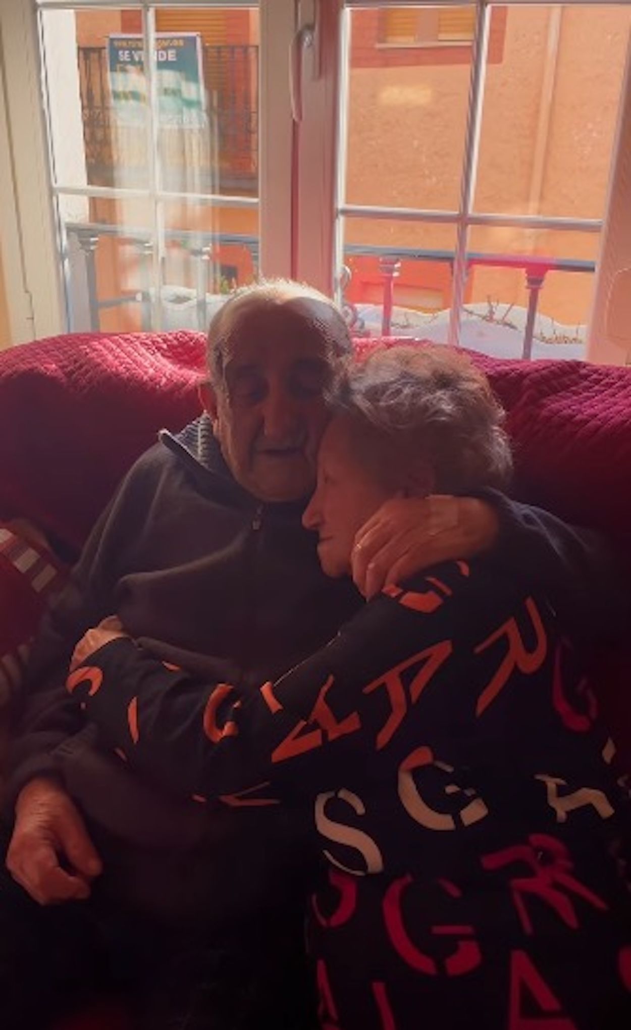 VÍDEO: El emotivo reencuentro de un matrimonio después de pasar varios días separados