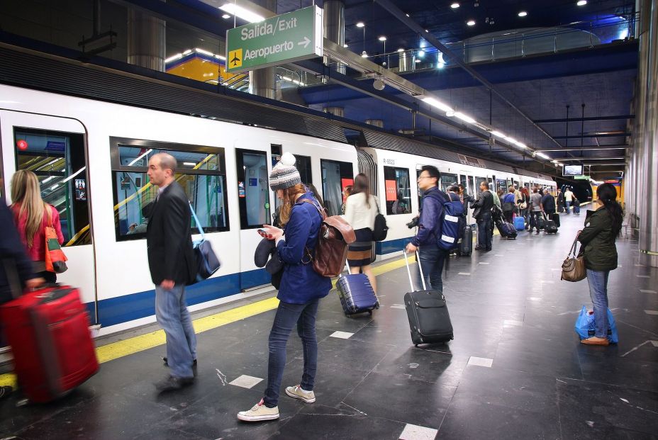 El Metro de Madrid alerta sobre una costumbre frecuente y pide evitarla en los vagones