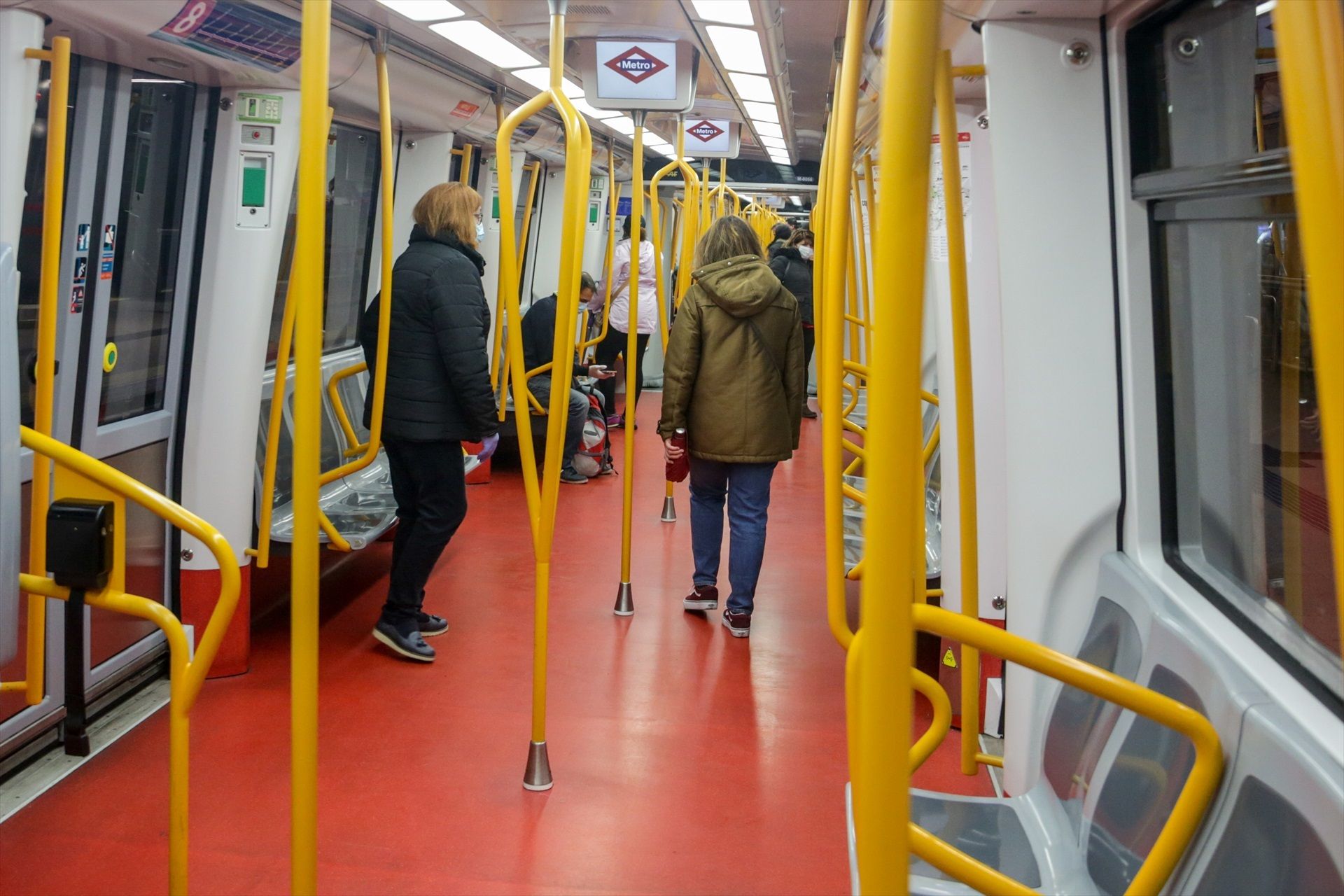 Metro de Madrid alerta sobre una costumbre frecuente en los vagones y pide evitarla