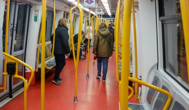 Metro de Madrid alerta sobre una costumbre frecuente en los vagones y pide evitarla