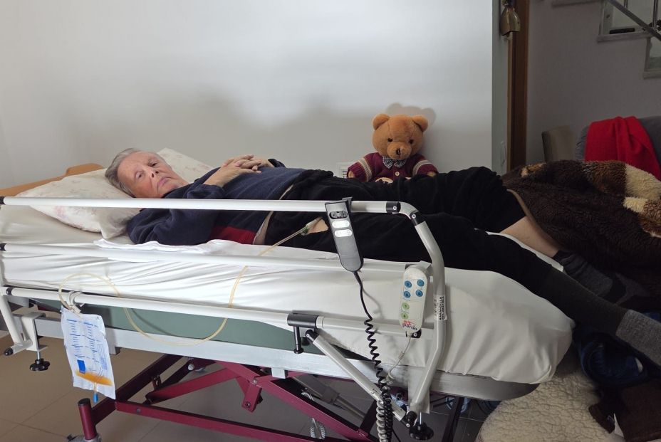 Desahuciados: ella cuida a su marido, de 77 años, en cuidados paliativos con cáncer y alzhéimer Desahuciados: ella cuida a su marido, de 77 años, en cuidados paliativos con cáncer y alzhéimer