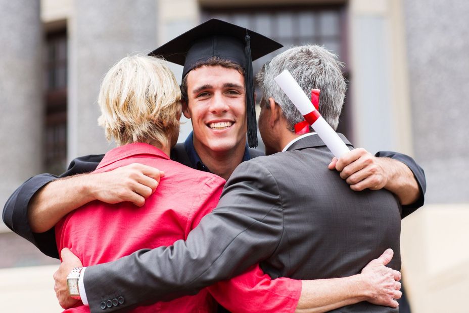 Muchos padres y abuelos ayudan a pagar estudios y alquileres a sus hijos adultos. Fuente: BigStock.