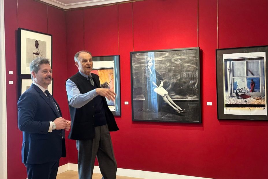 El consejero de Cultura, Turismo y Deporte de la Comunidad de Madrid, Mariano de Paco Serrano (i), y el galerista Guillermo de Osma (d), visita la muestra. Fuente: Europa Press.