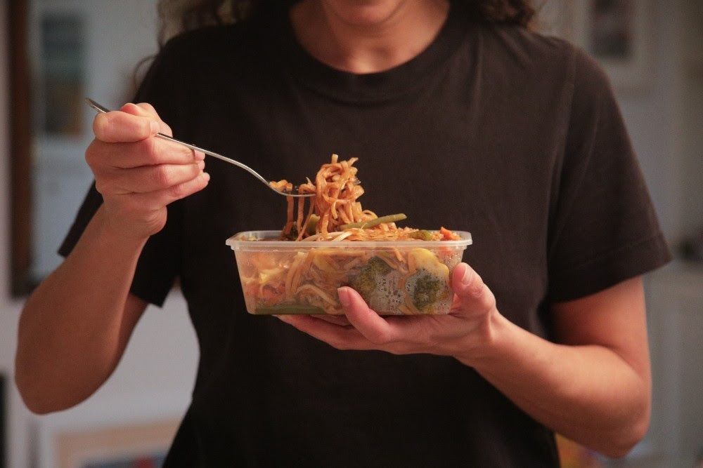 Alertan del peligro de calentar platos preparados en sus envases de plástico. Foto: Europa Press.