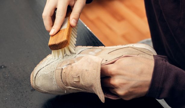 Trucos definitivos para eliminar cualquier mancha de los zapatos de ante