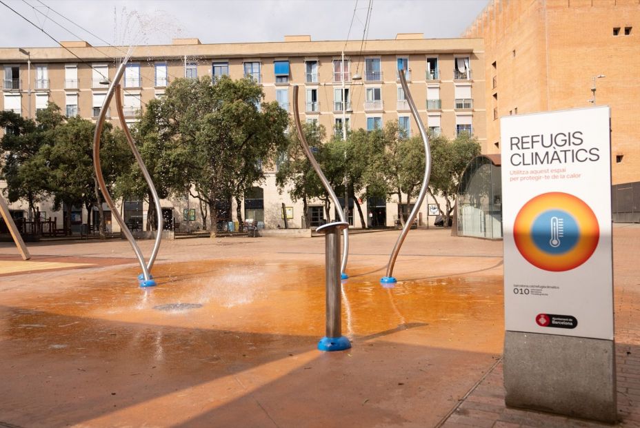 Plaza Caramelles del Raval de Barcelona con área de juego infantil con agua. Fuente: Europa Press.