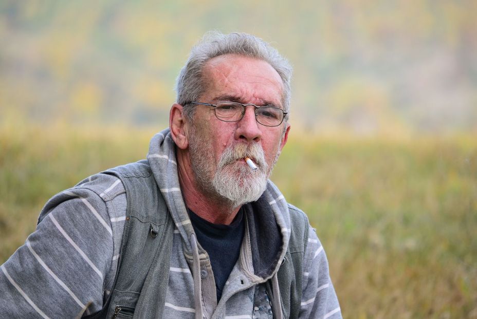 Un senior fumando. (BIgstock) 
