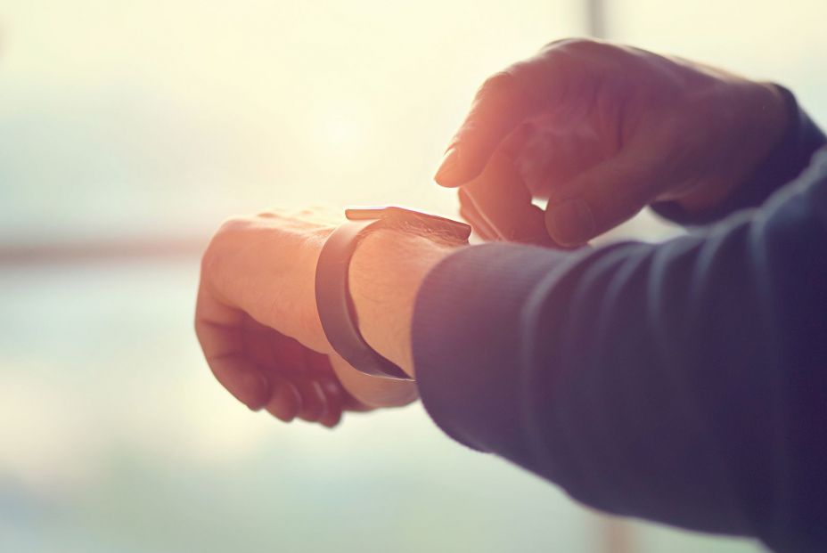 Un varón mira su 'reloj inteligente'. (Bigstock)