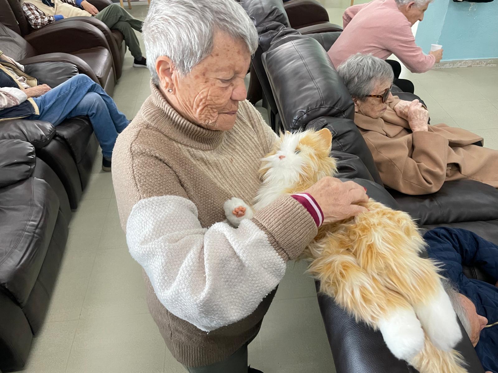 Un gato robótico ayuda a los mayores a combatir la soledad