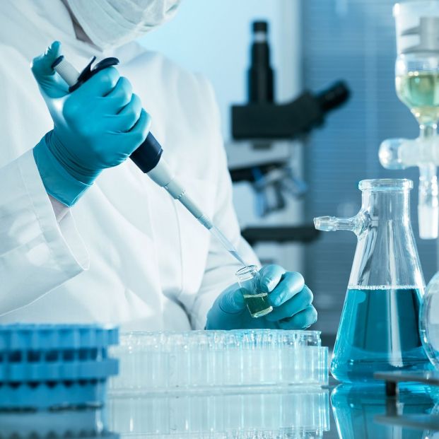 Un científico trabajando en el laboratorio. (Bigstock)