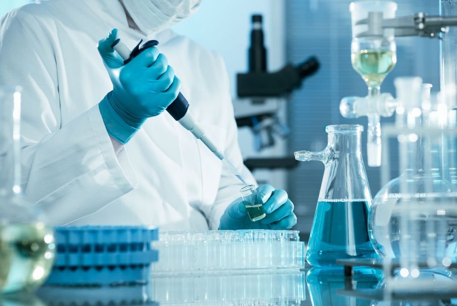 Un científico trabajando en el laboratorio. (Bigstock)
