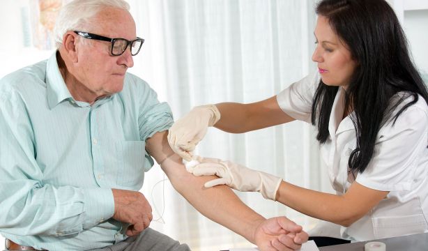 Un nuevo análisis de sangre indica quién tiene más probabilidades de vivir más tiempo. (Bigstock)
