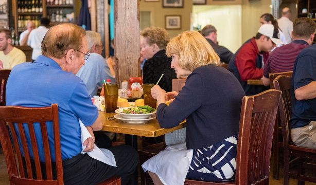 A Coruña impulsa un Talón Restaurante para que los mayores vuelvan a comer en compañía. Fuente: BigStock.