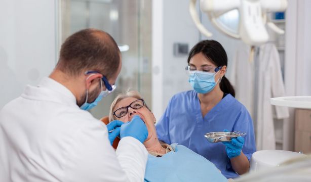Deducción de hasta 840 euros por dentista en la Renta 2025 en estas comunidades. Fuente: BigStock.