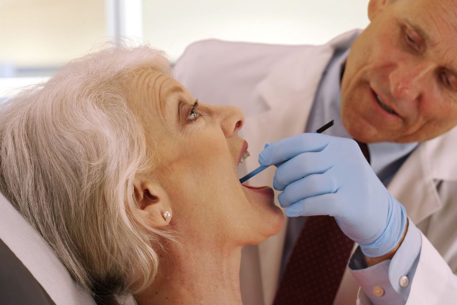 Conservar la factura del dentista es clave para aplicar la deducción autonómica. Fuente: BigStock.