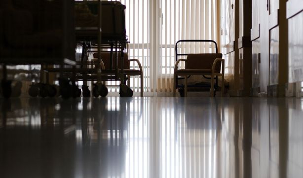 Se niega a abandonar la habitación del hospital: hace tres semanas que recibió el alta médica