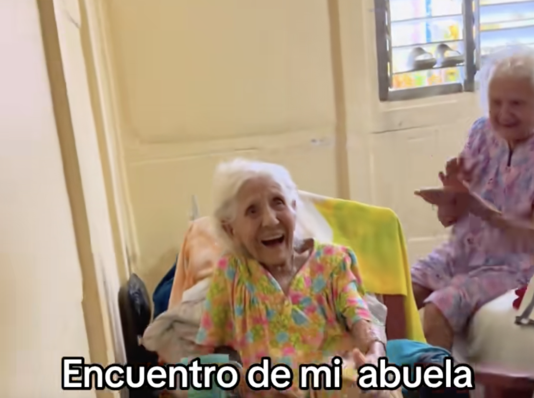 VÍDEO: Un reencuentro entre hermanos mayores tras un año sin verse emociona en las redes