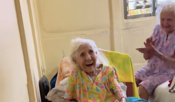 VÍDEO: Un reencuentro entre hermanos mayores tras un año sin verse emociona en las redes