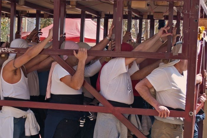 Expertos advierten del riesgo de lesión lumbar y cervical para los costaleros por la carga de los pasos. Fuente: Europa Press.