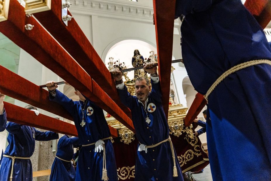 Varios costaleros se preparan para la procesión del Cristo de Medinaceli en Madrid. Fuente: Europa Press.