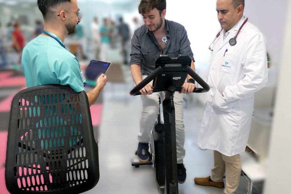 El Dr. Frank Martínez López, con el fisioterapeuta especializado Alberto Carnicero Jiménez y un paciente.