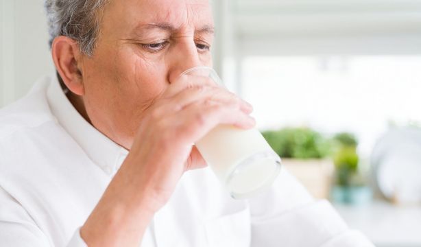 Recomendaciones nutricionales para prevenir la osteoporosis (Bigstock)