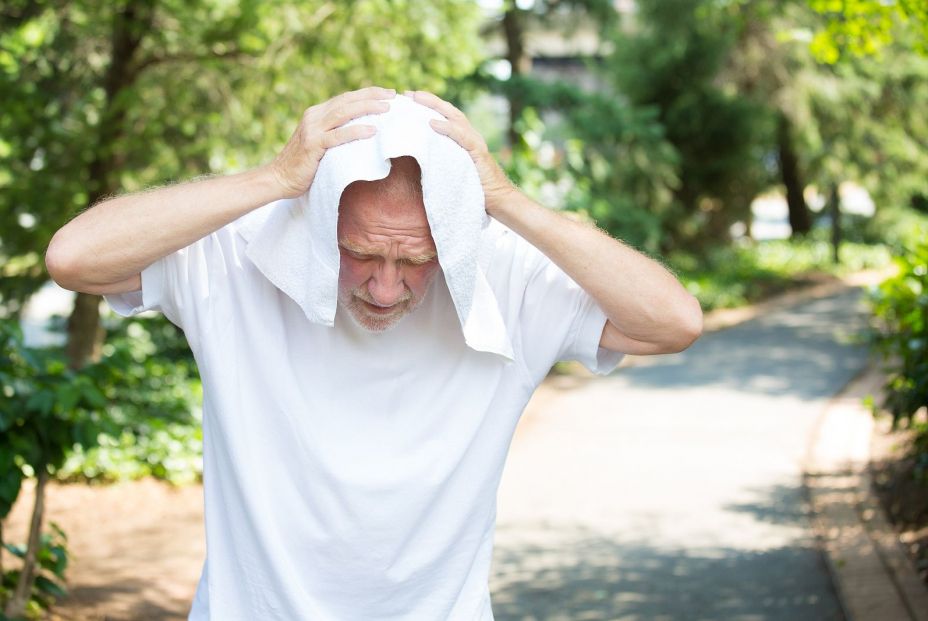 Un senior haciendo deporte con signos de deshidratación. (Bigstock)