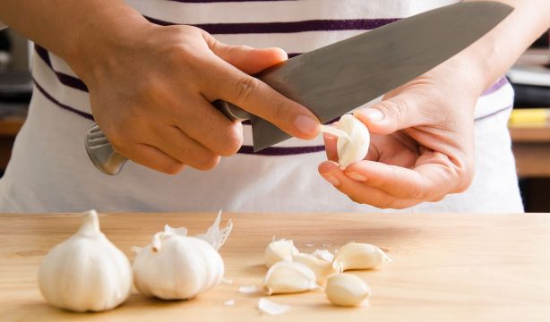 El truco de un cocinero para no tener que volver a pelar y picar ajos