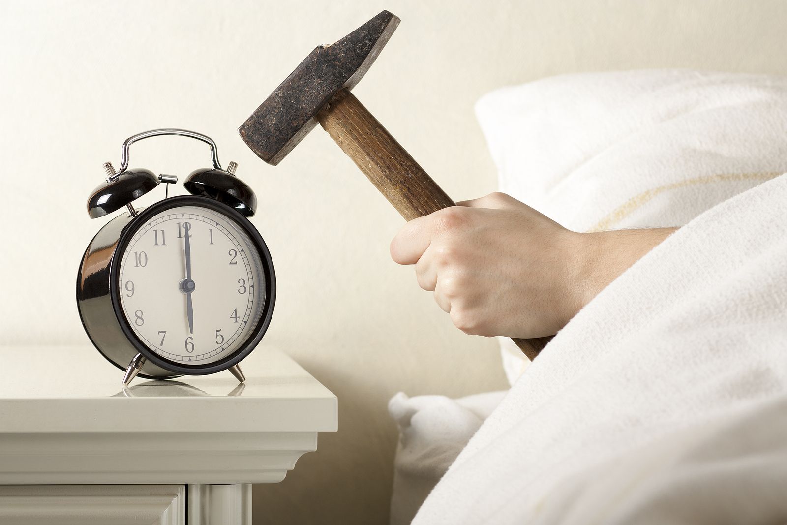 Despertadores y “posponer alarma”: cómo afectan a tu sueño según un experto. Foto: Bigstock.