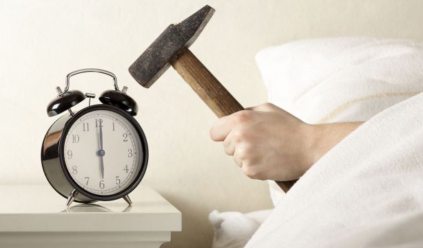 Despertadores y “posponer alarma”: cómo afectan a tu sueño según un experto. Foto: Bigstock.