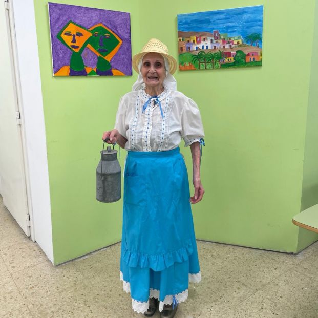 Lola en el aula del Risco de San Nicolás, vestida de canaria. Fotografía cedida por la familia.