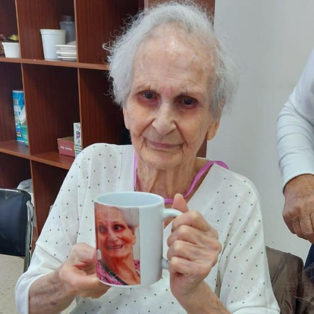 Lola en el aula del Risco de San Nicolás el día de su cumpleaños. Fotografía cedida por la familia.