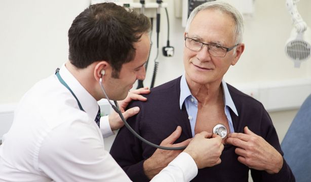 Los mayores confían mucho en su médico de Atención Primaria. Fuente: BigStock.