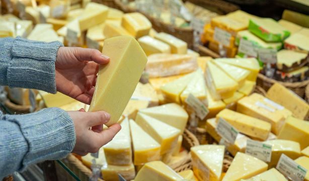 Cómo guardar el queso en la nevera sin que se estropee. Foto: Bigstock.