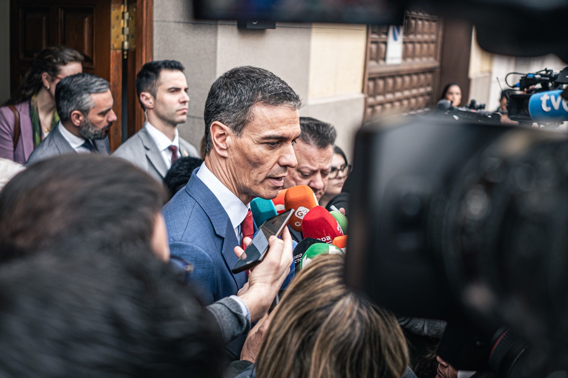 Sánchez visita la capilla ardiente de Ónega: "Un gran periodista con una mirada honesta"