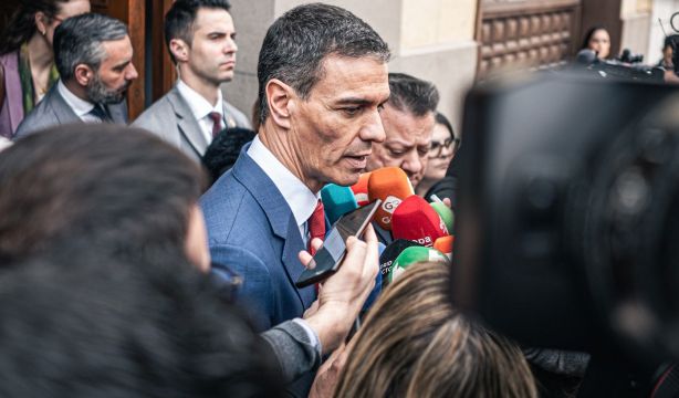 Sánchez visita la capilla ardiente de Ónega: "Un gran periodista con una mirada honesta"