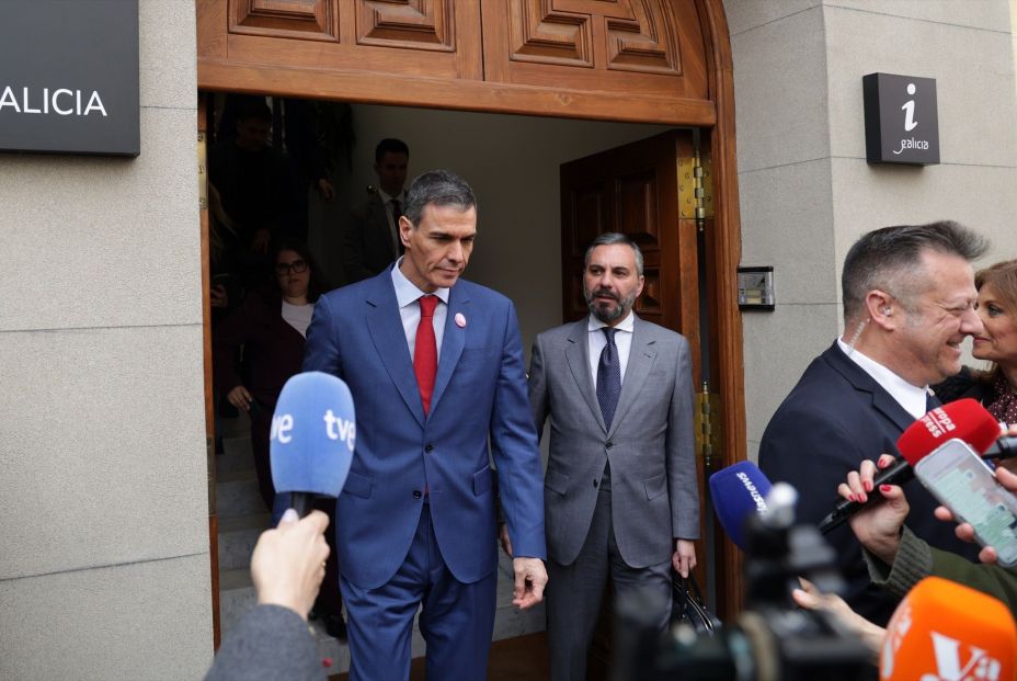El presidente del Gobierno, Pedro Sánchez, a su salida de la capilla ardiente de Fernando Ónega