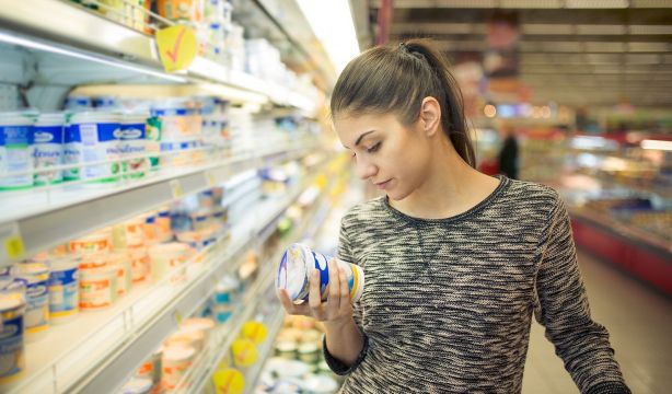 El 69% de los españoles consume alimentos caducados guiándose por su aspecto. Foto: Bigstock.