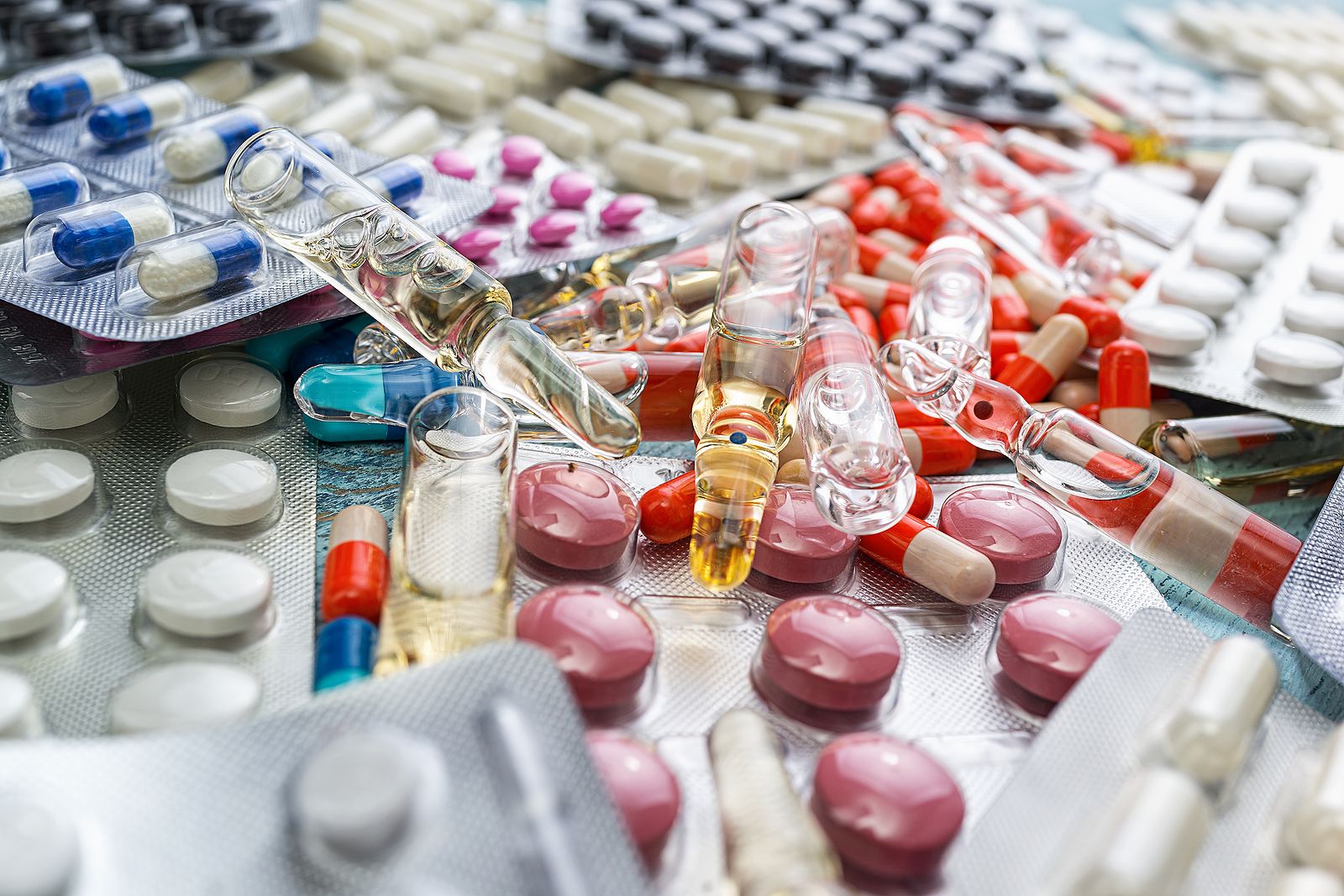 Los mayores se rebelan contra la polimedicación: "Hay que recetar menos pastillas y más zapatillas" Los mayores se rebelan contra la polimedicación: "Hay que recetar menos pastillas y más zapatillas"