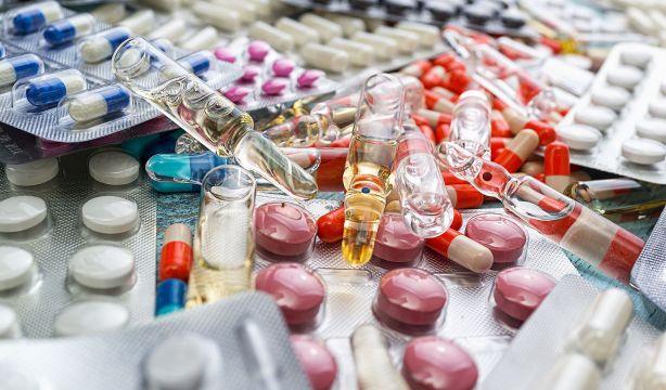 Los mayores se rebelan contra la polimedicación: "Hay que recetar menos pastillas y más zapatillas"