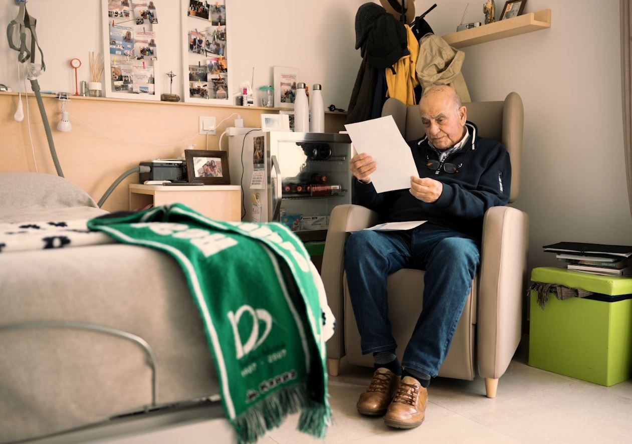 La Fundación Real Betis acompaña a sus mayores con cartas contra la soledad no deseada