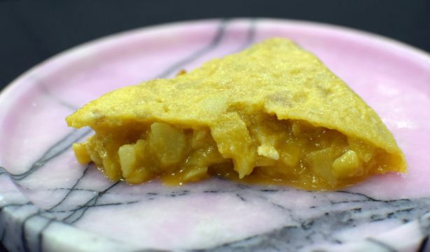 Día Mundial de la tortilla de patata: esta es la mejor de todo Madrid, con cebolla y cremosa. Fotos: Acyre