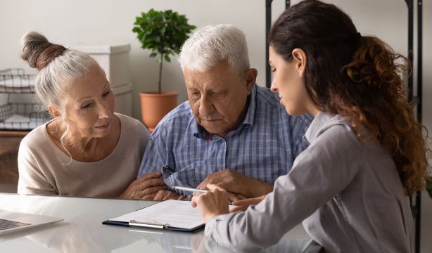 Revisar bien el contrato de alquiler evita sorpresas con los gastos del edificio. Fuente: BigStock. Revisar bien el contrato de alquiler evita sorpresas con los gastos del edificio. Fuente: BigStock.